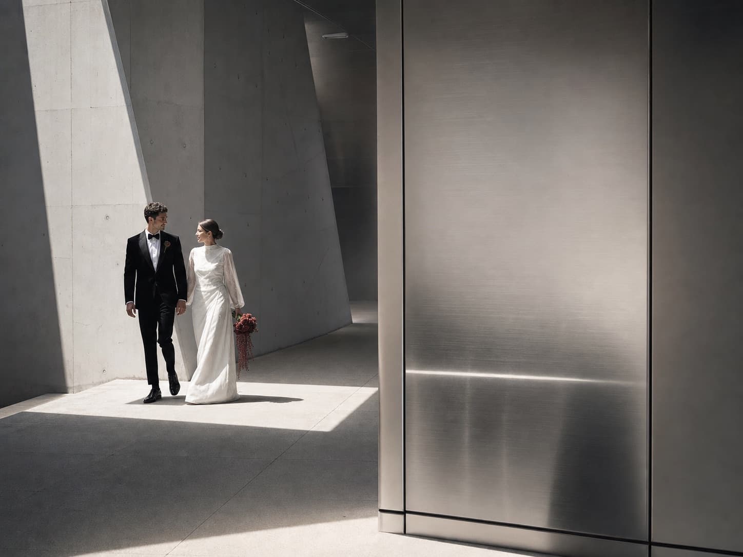Modern mimari içinde yürüyen gelin ve damat